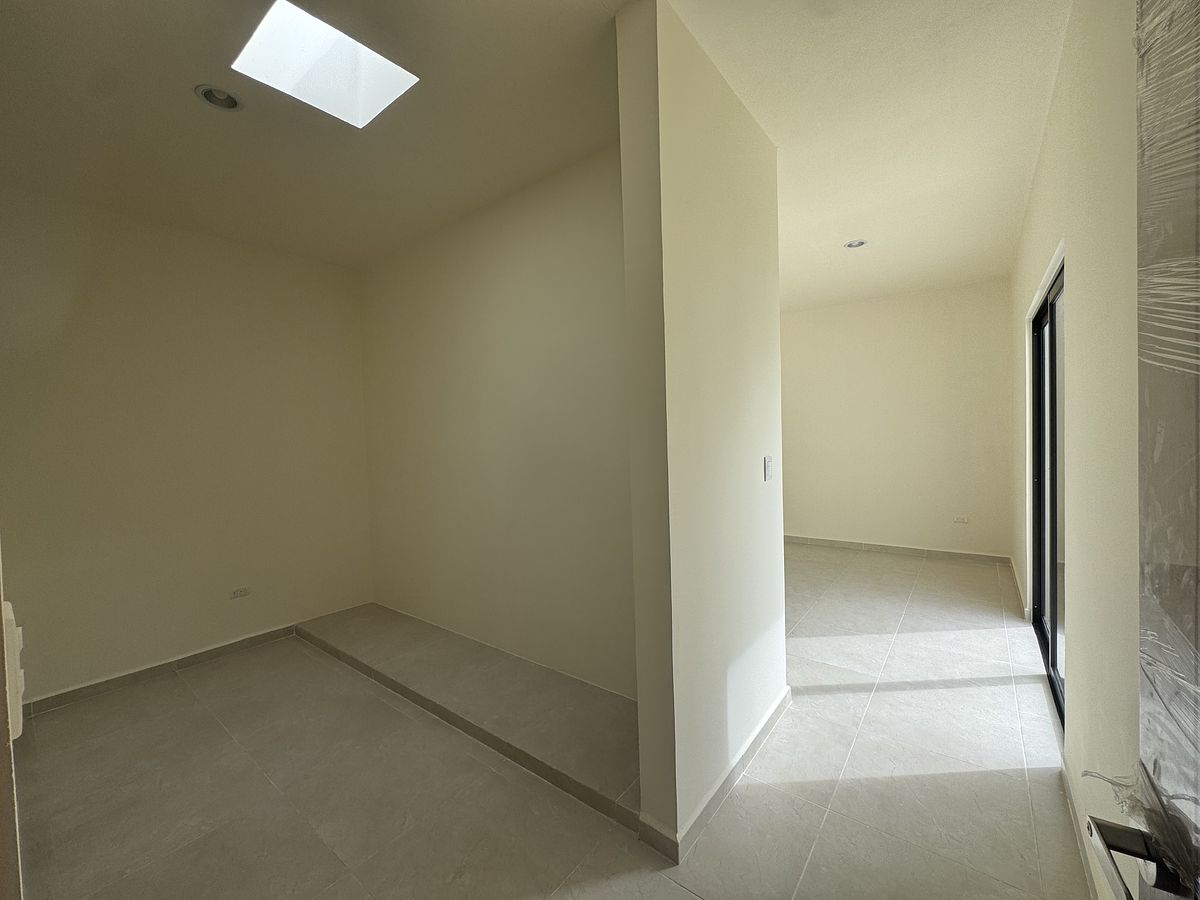 14 de 35: Closet Vestidor, Recámara Principal