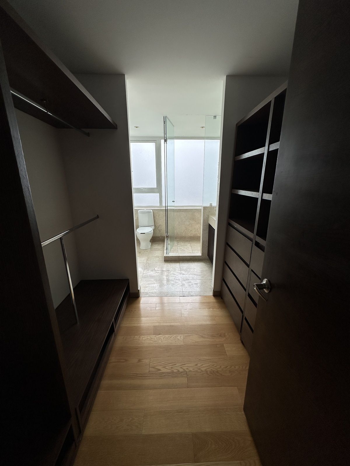 17 of 30: Vestidor y baño de la recámara principal