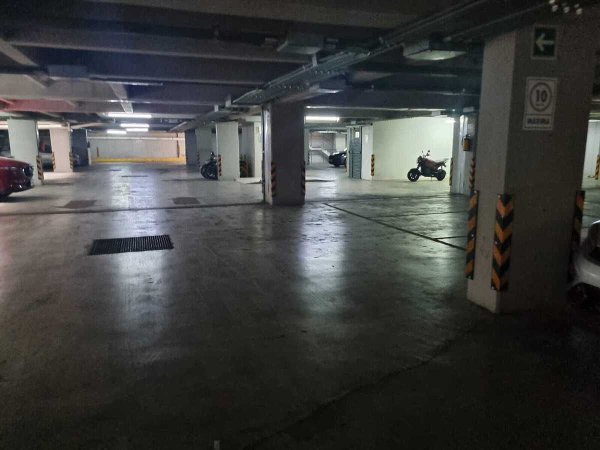 17 de 25: ESTACIONAMIENTO