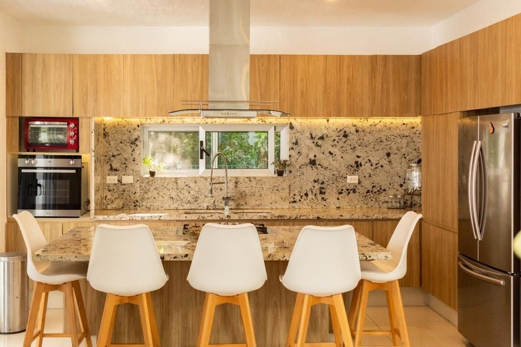 3 de 38: Modern kitchen, wood cabinets, granite island