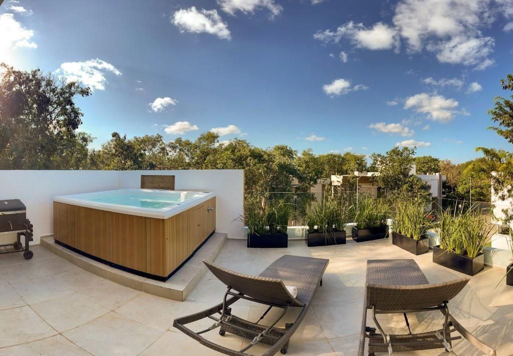 4 de 38: Rooftop jacuzzi, lounge chairs, sky views