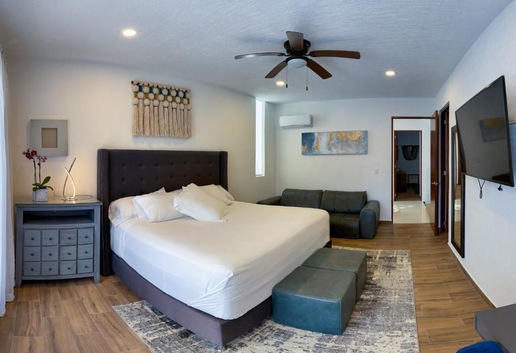 5 de 38: Spacious master bedroom, king bed, sofa