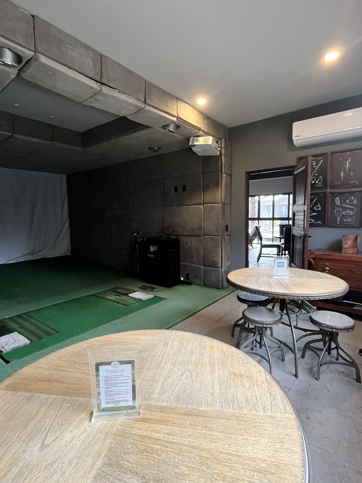 6 of 28: Simulador de golf