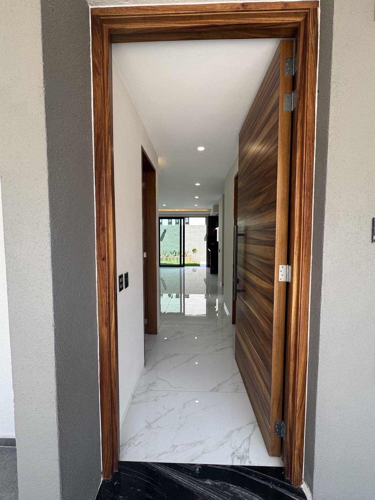 2 of 24: Puerta principal