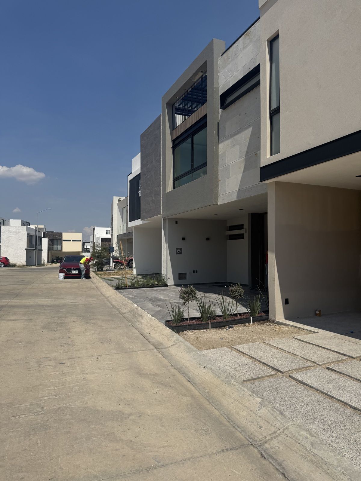 1 of 24: Frente casa
