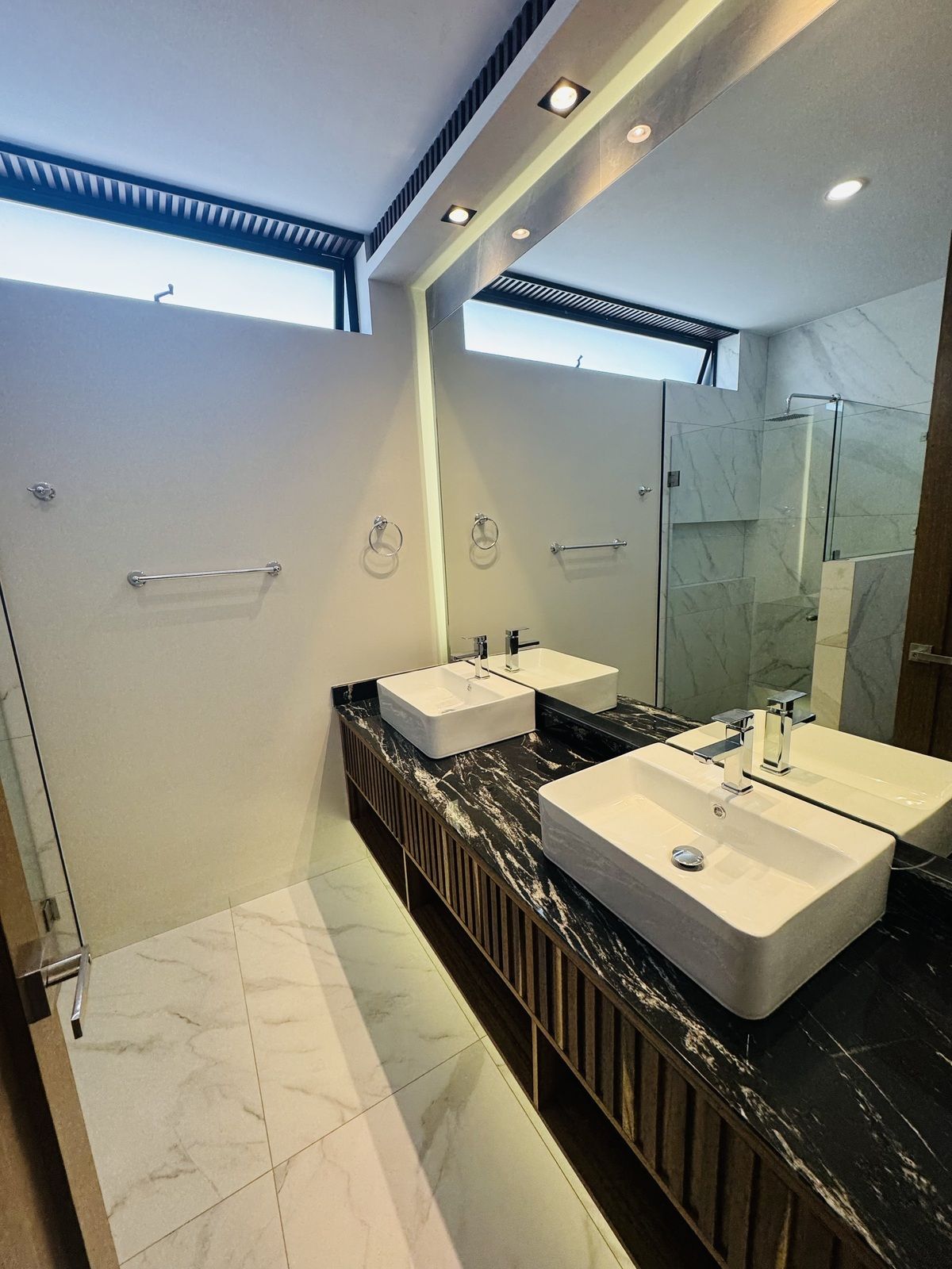 13 of 24: Baño principal
