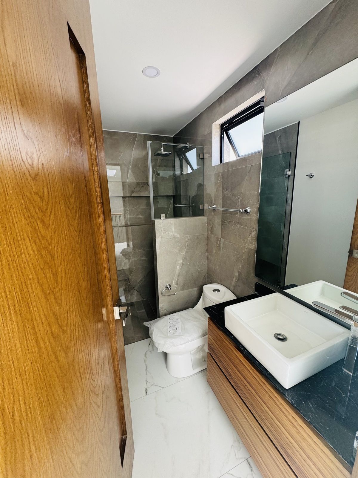 19 of 24: Baño roof