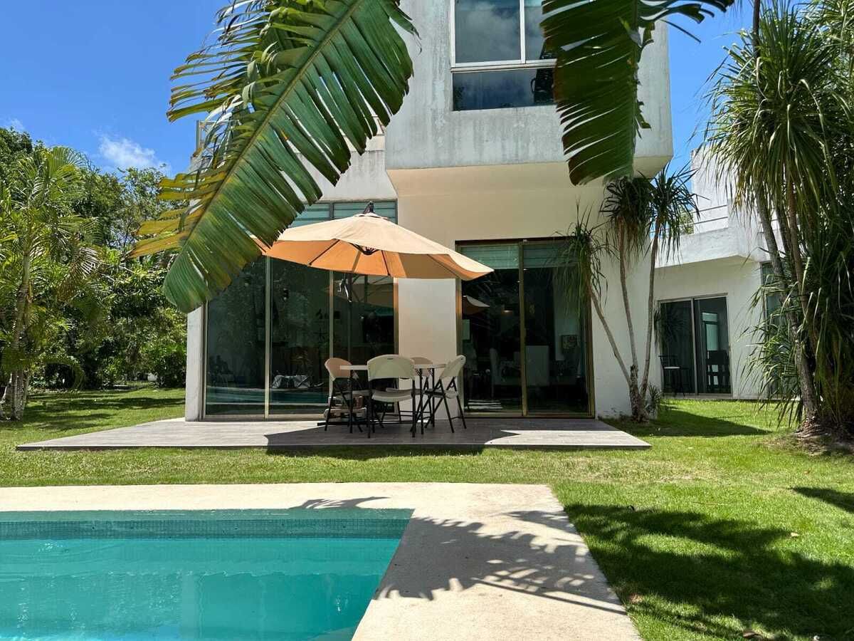 2 de 45: Luxury home backyard with pool and seating