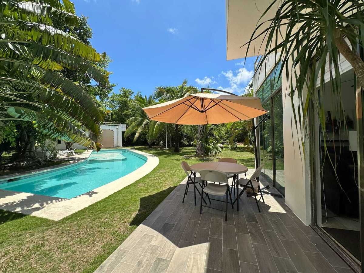 1 de 45: Poolside patio with umbrella, tropical garden