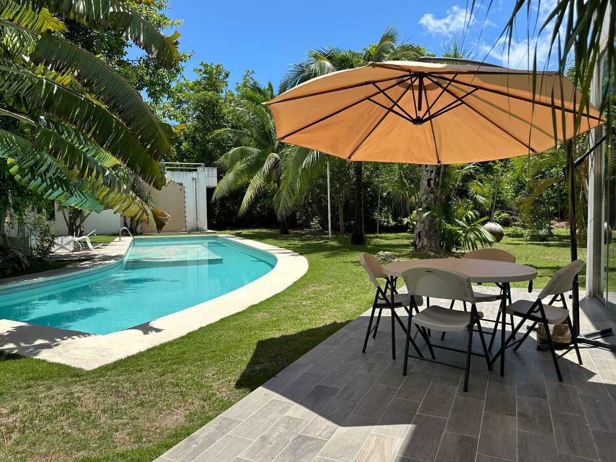 3 de 45: Sunny outdoor living space, lush greenery