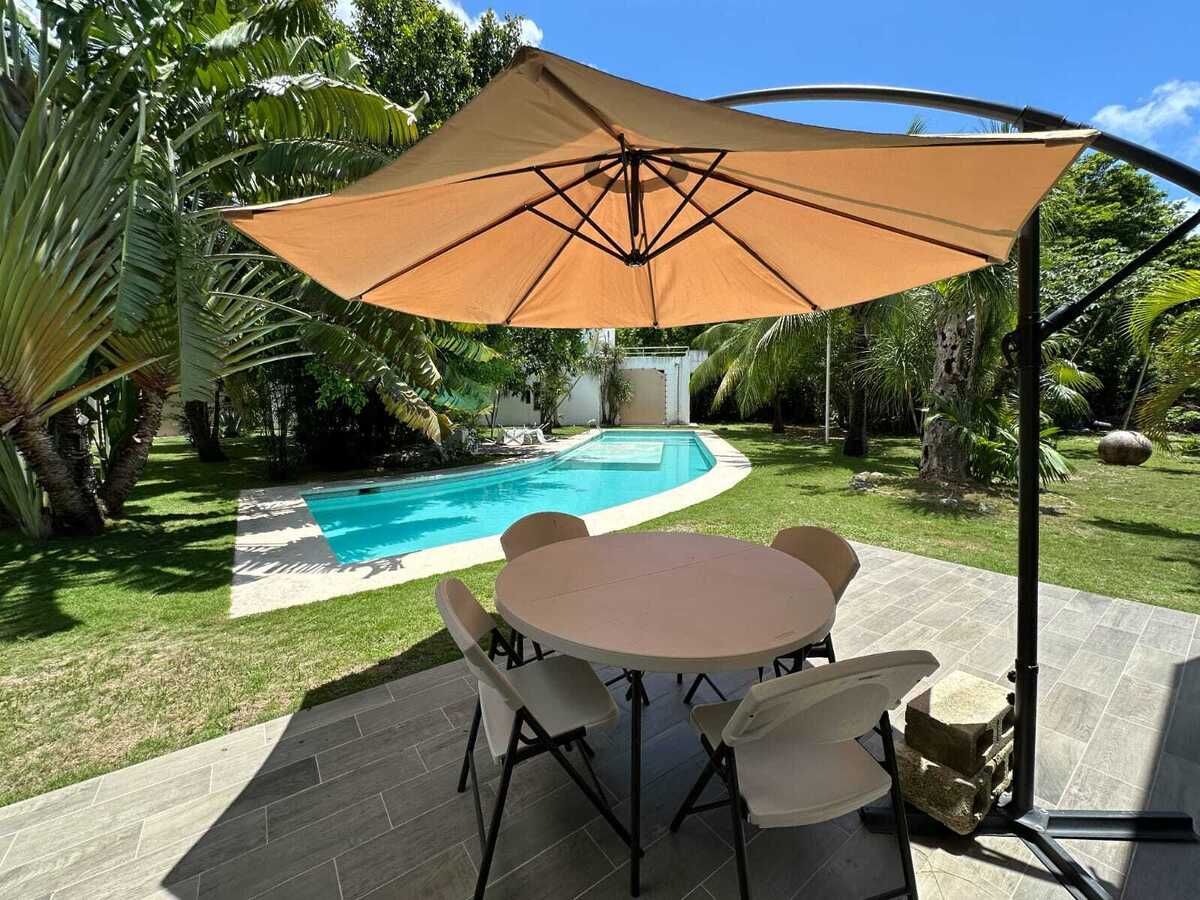 5 de 45: Curved pool, green lawn, outdoor dining