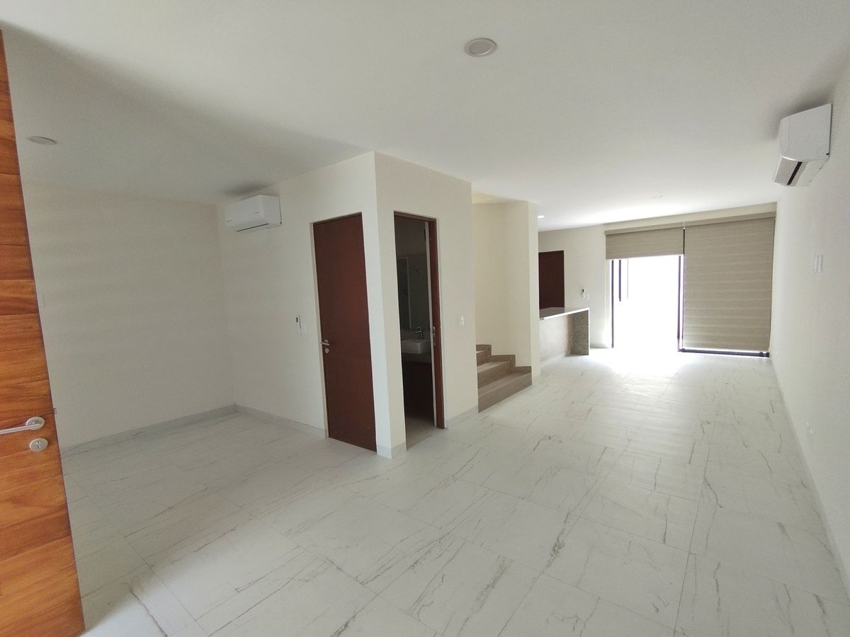 4 of 23: Sala
