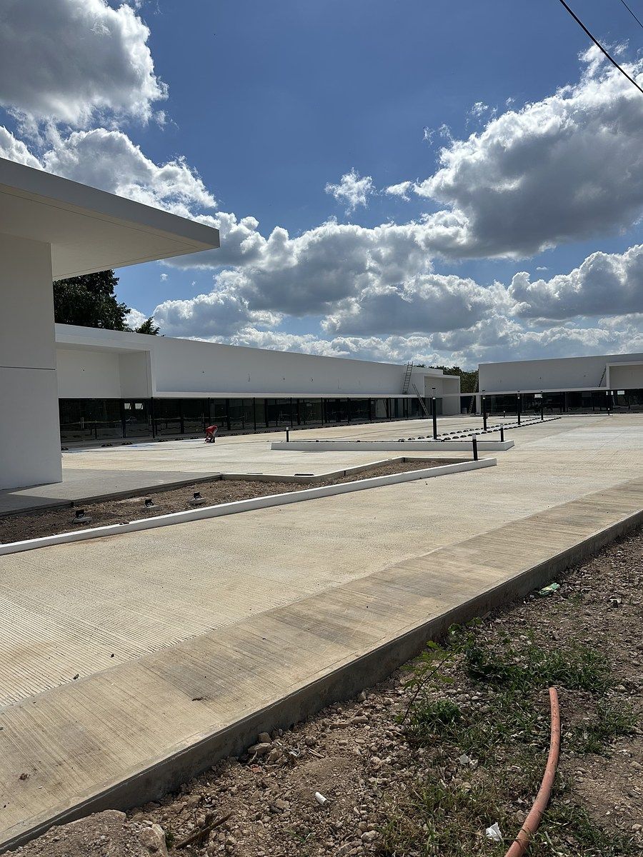 2 de 11: Plaza comercial a la entrada