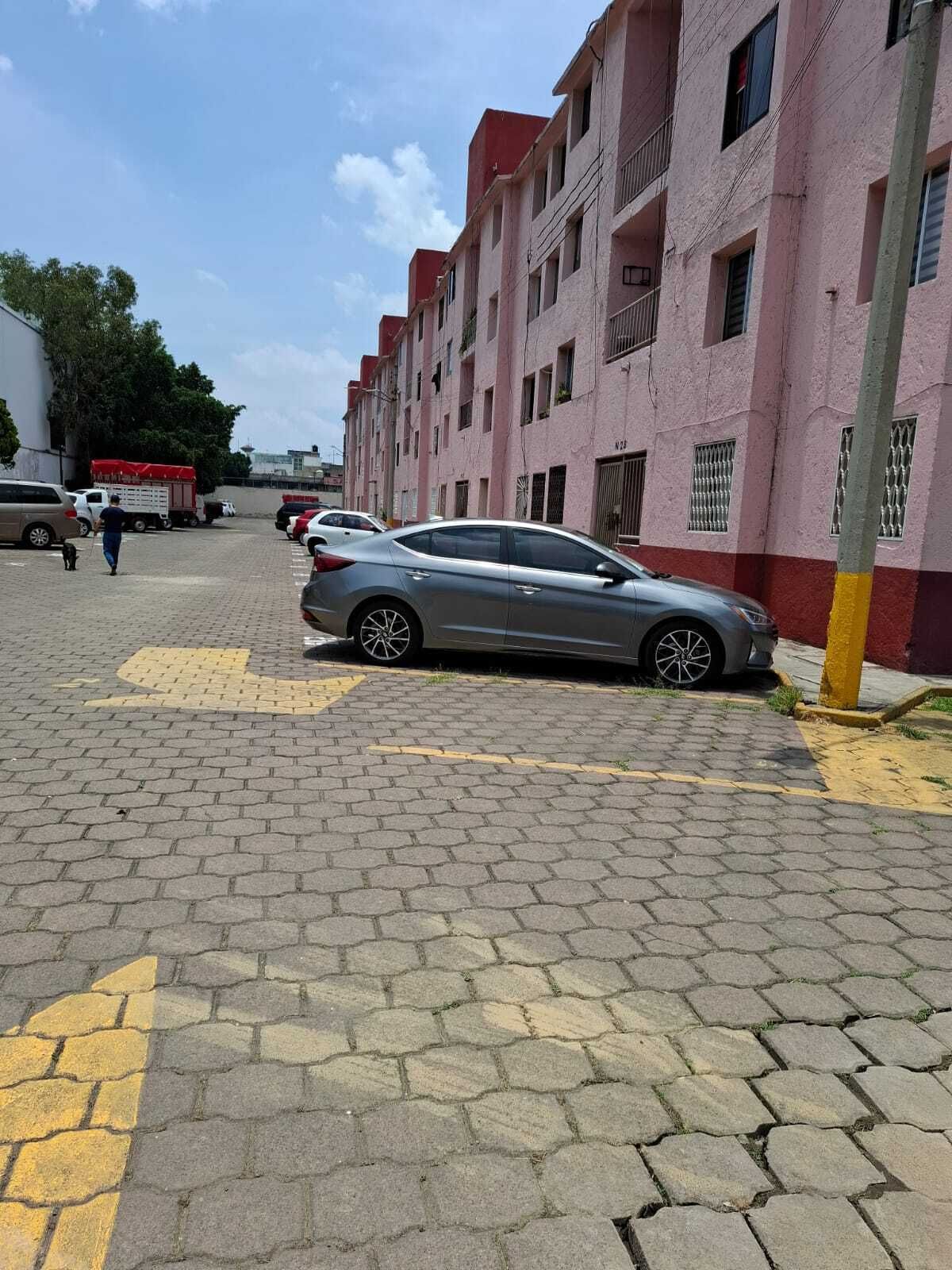 13 of 16: Estacionamiento