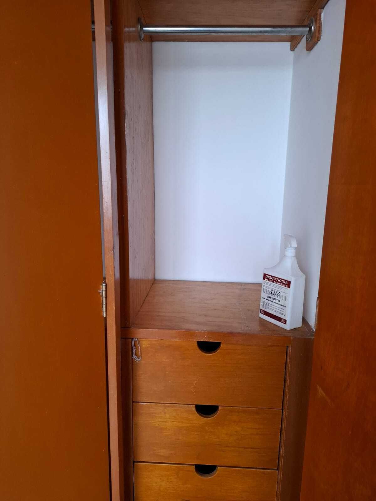 9 of 16: Primer Recámara closet