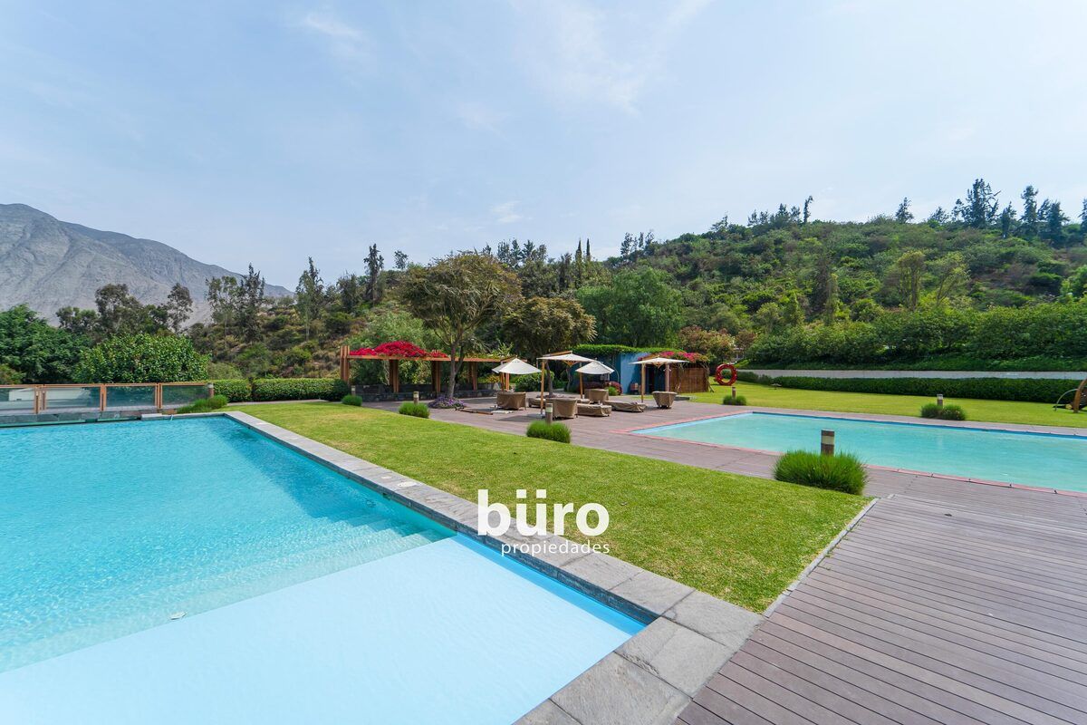 1 de 13: Piscinas para adultos y niños, área común