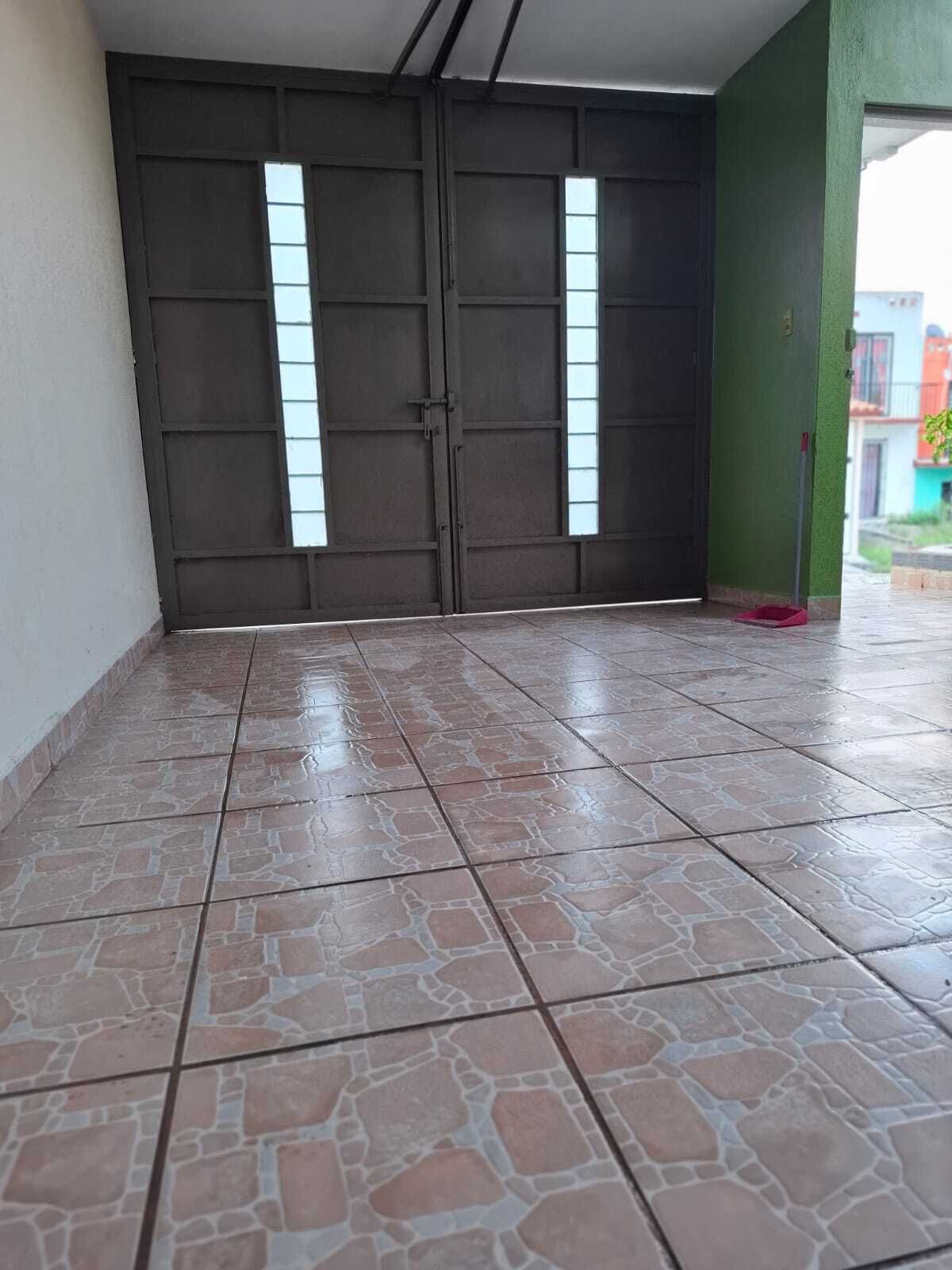3 of 20: Portón eléctrico