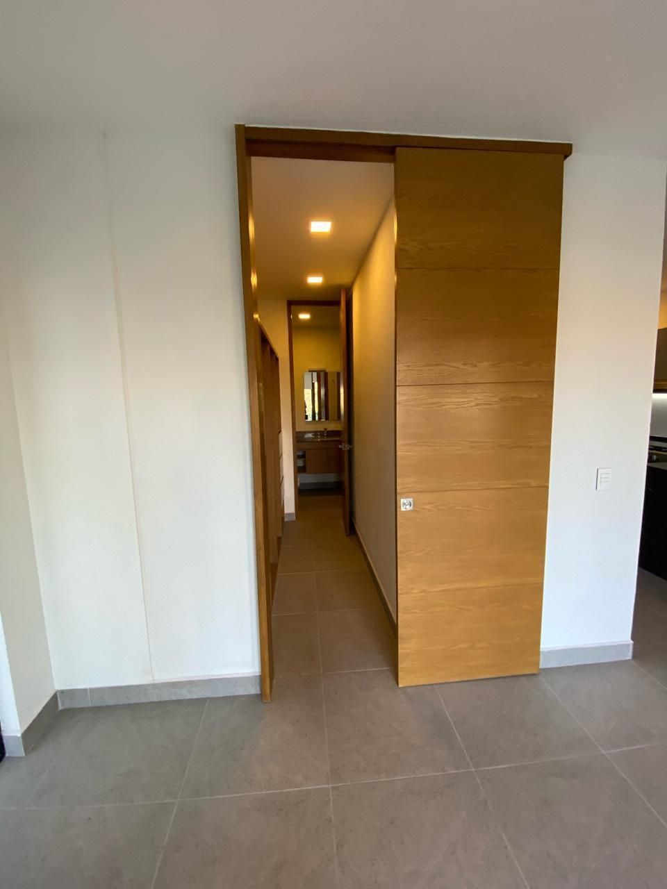 2 of 10: Entrada al walking closet y baño