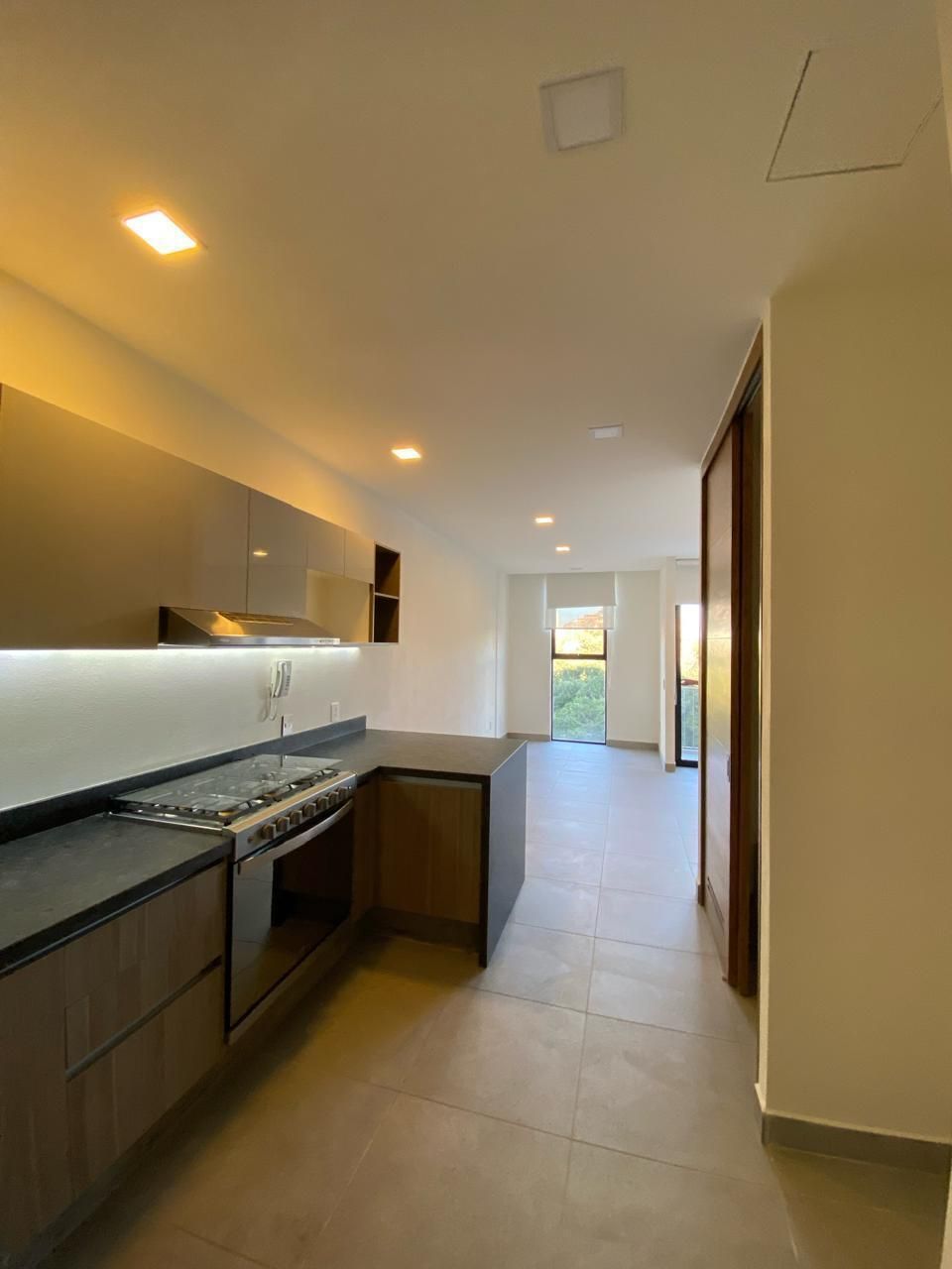 5 of 10: Cocina, barra y comedor