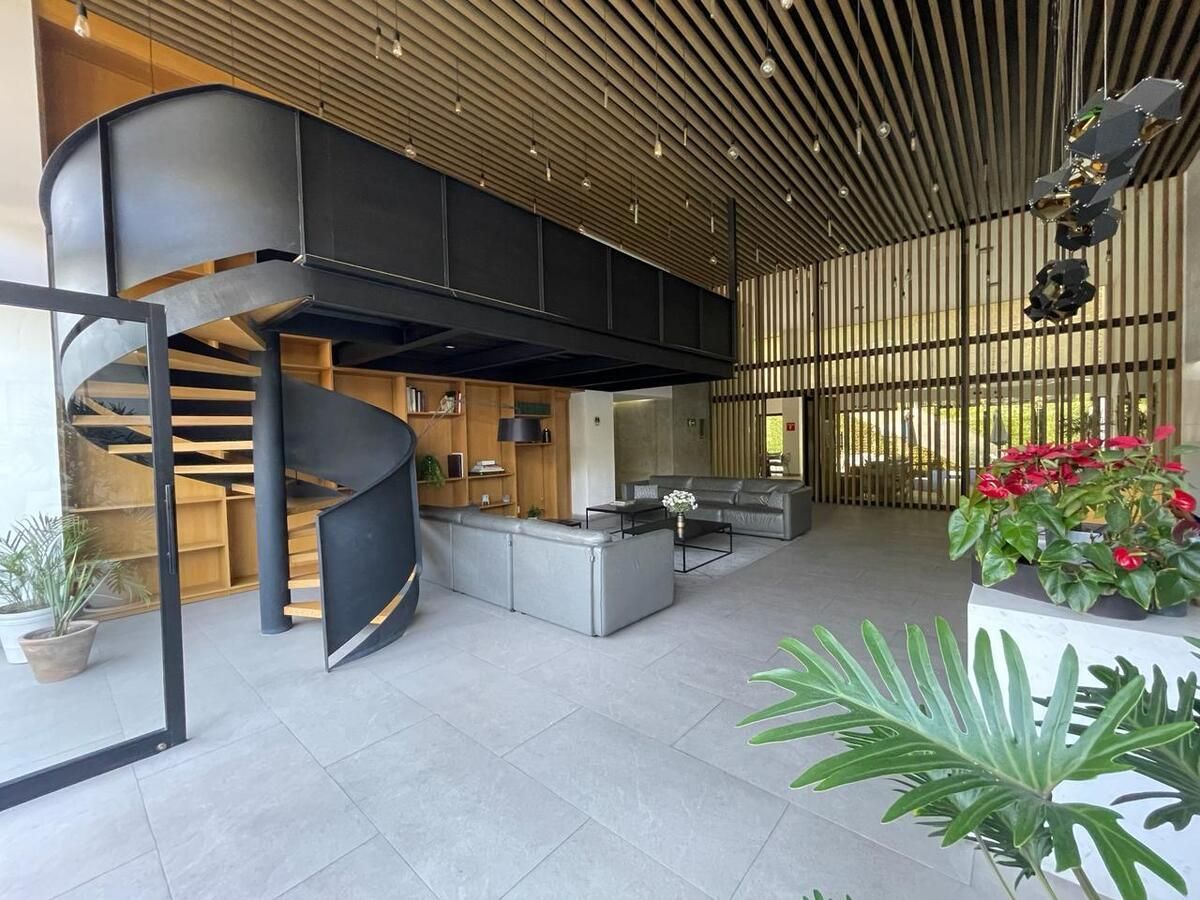 8 of 10: Lobby con ludoteca