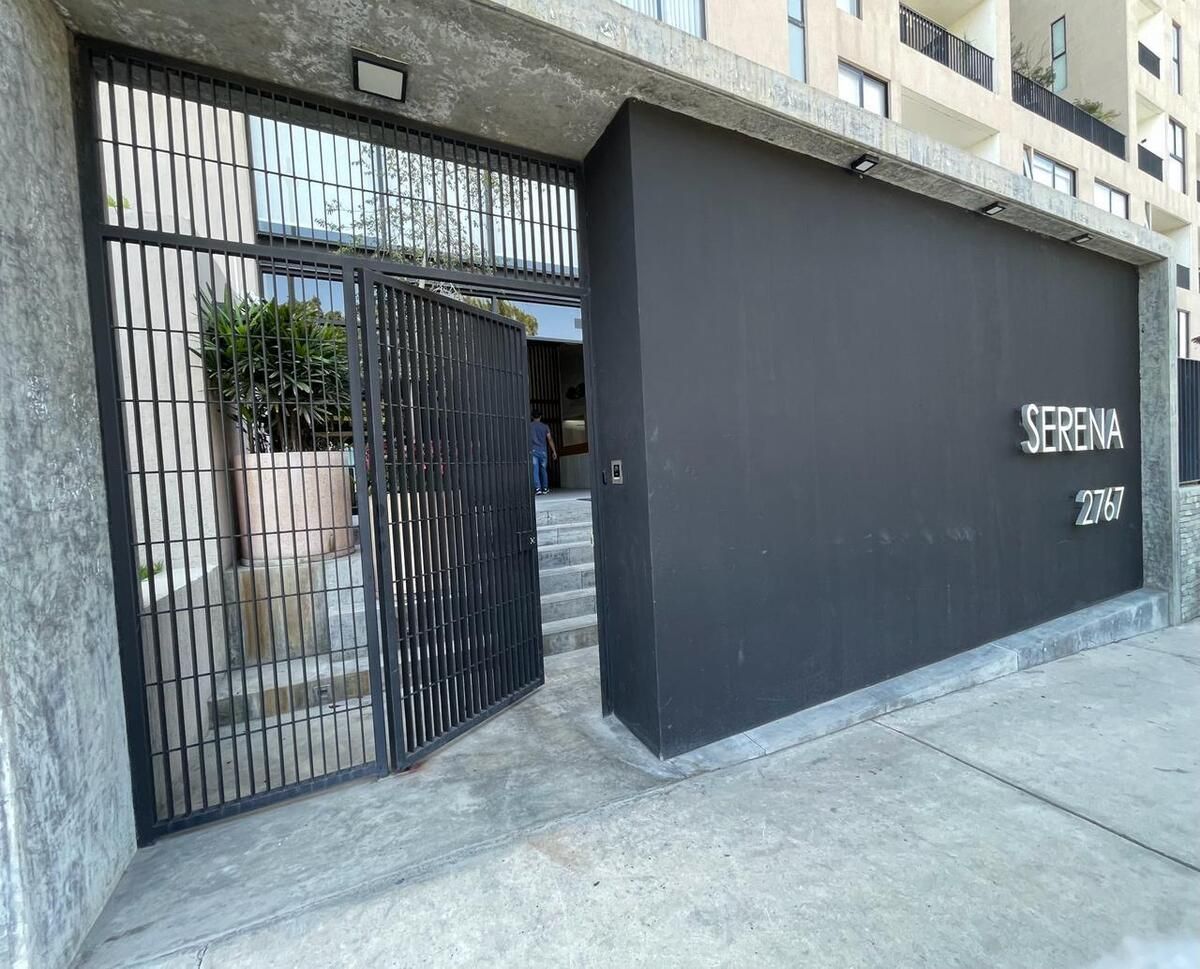10 of 10: Entrada al condominio