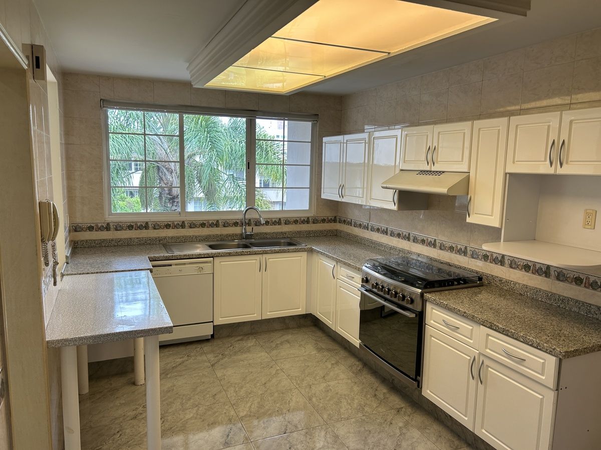 8 of 24: COCINA EQUIPADA