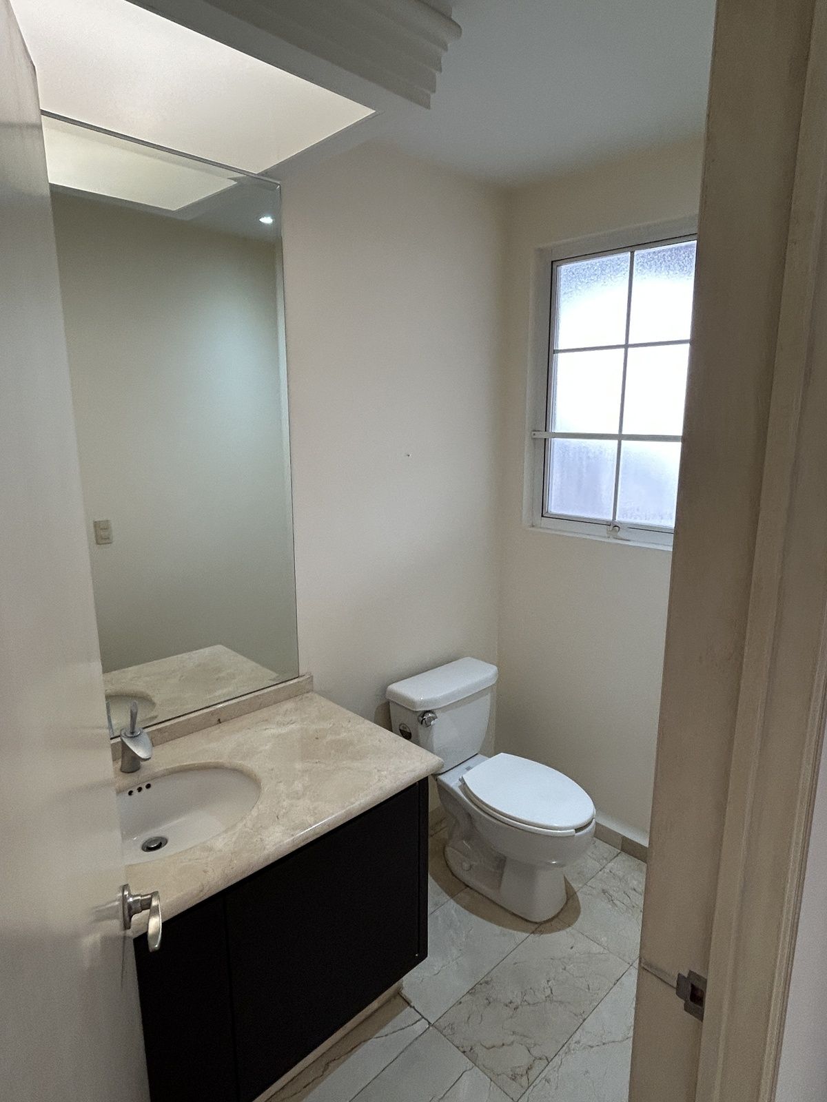 10 of 24: BAÑO DE VISITA