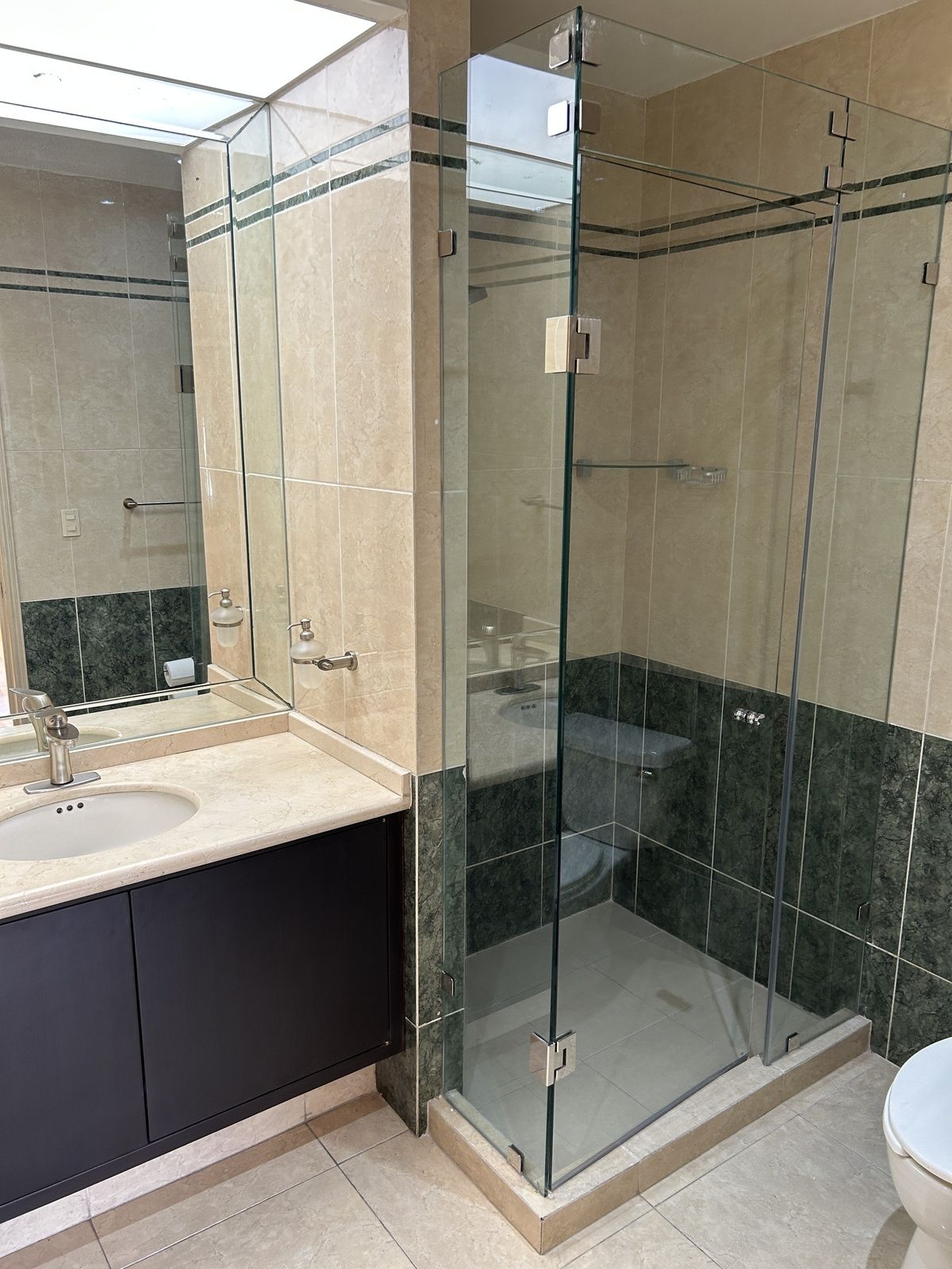 20 of 24: BAÑO TRES
