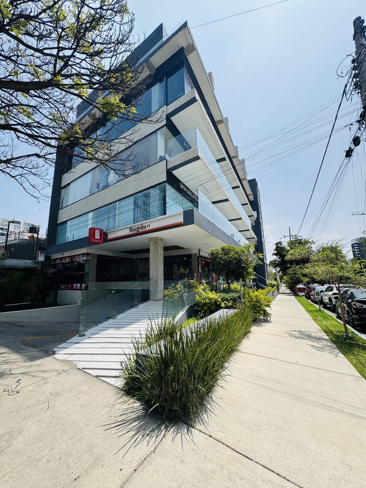 1 of 12: Plaza comercial