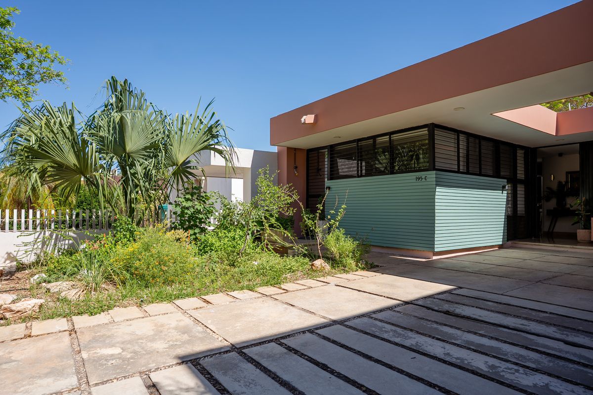 3 of 20: Jardín delantero