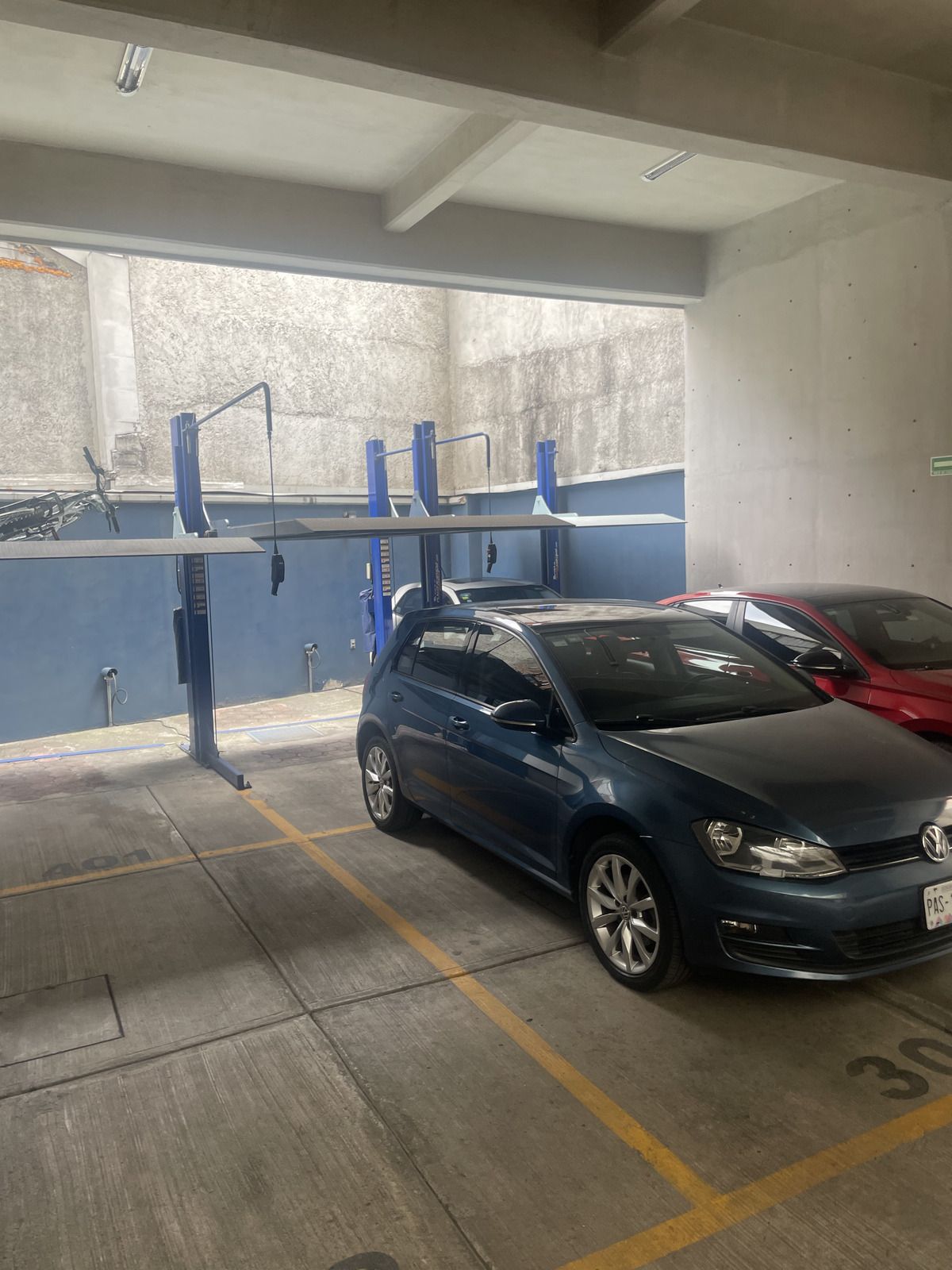 18 of 18: estacionamientos 1 fijo y otro con elevador