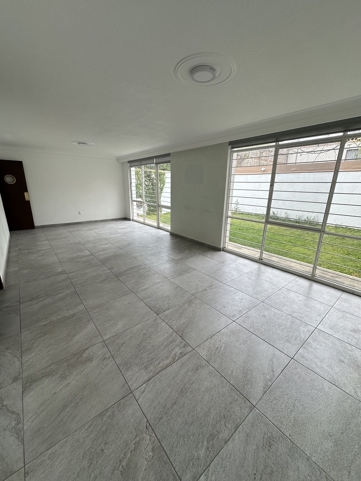 5 of 20: Recibidor con vista al jardin