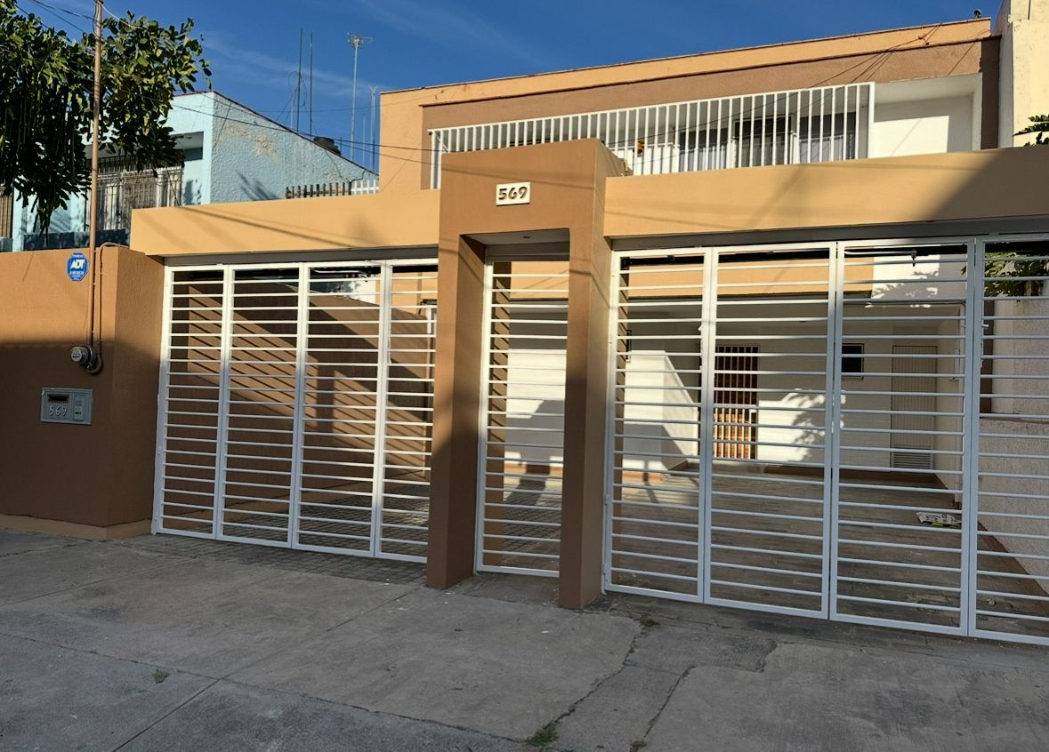 1 of 23: Fachada