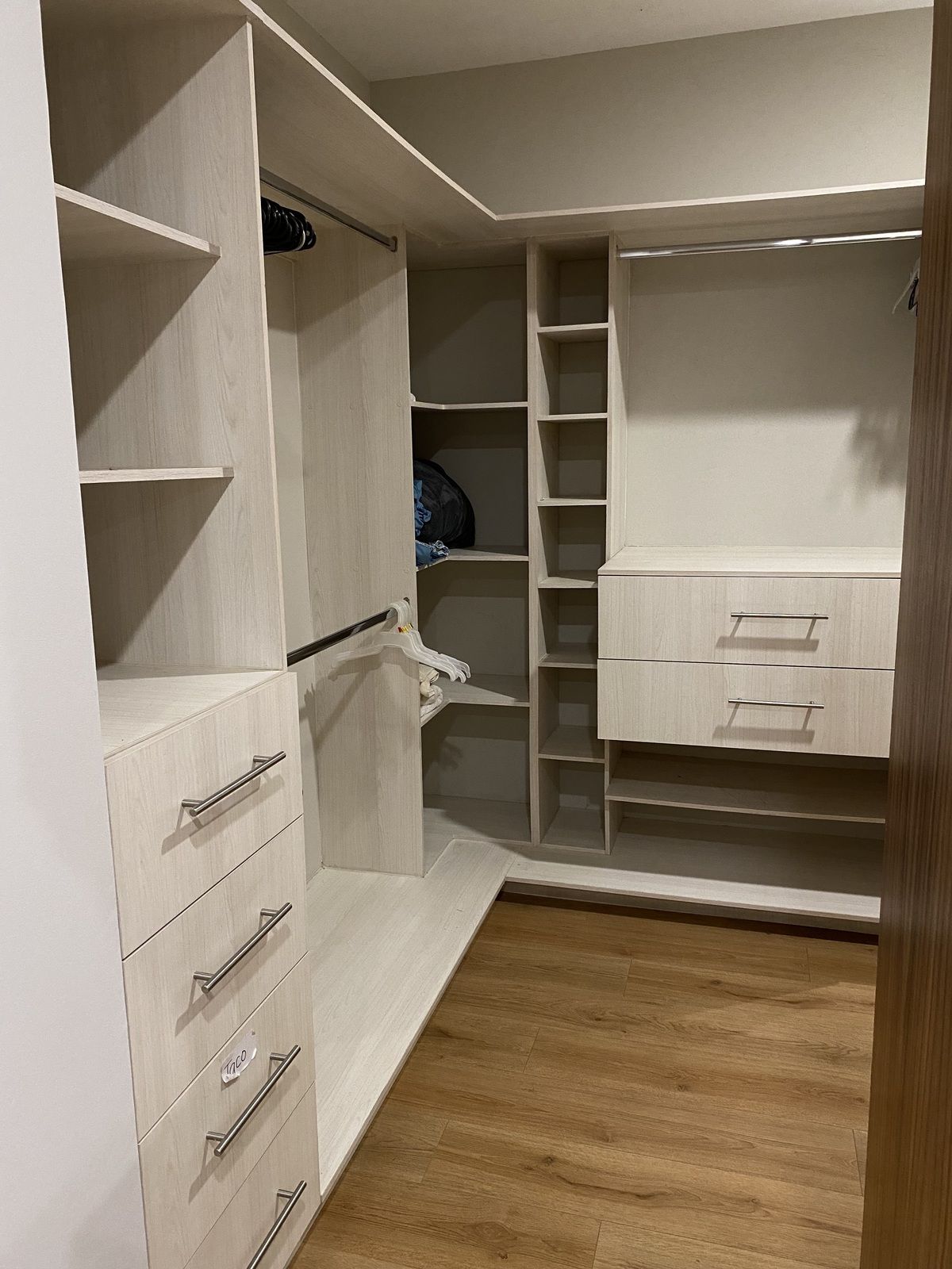 21 de 39: VESTIDOR