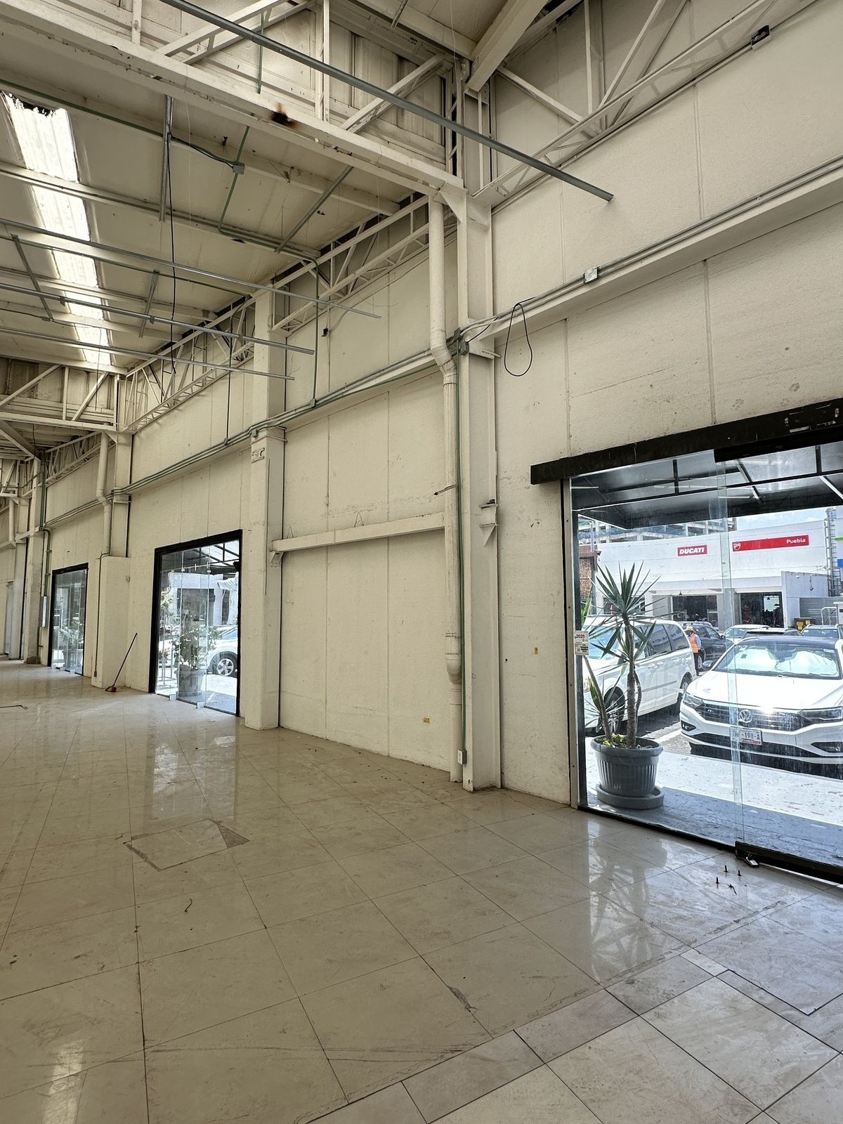 1 de 27: Vista de la fachada hacia el estacionamiento