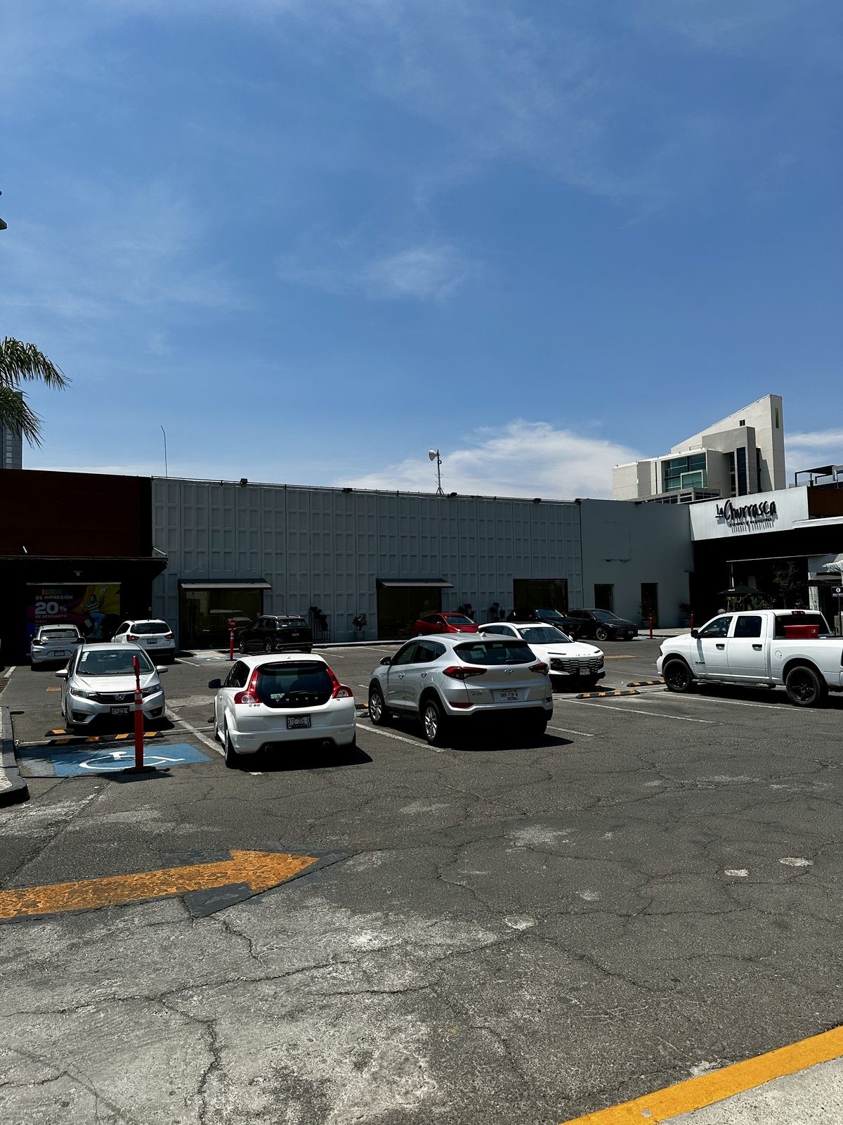 2 de 27: vista de la fachada del local