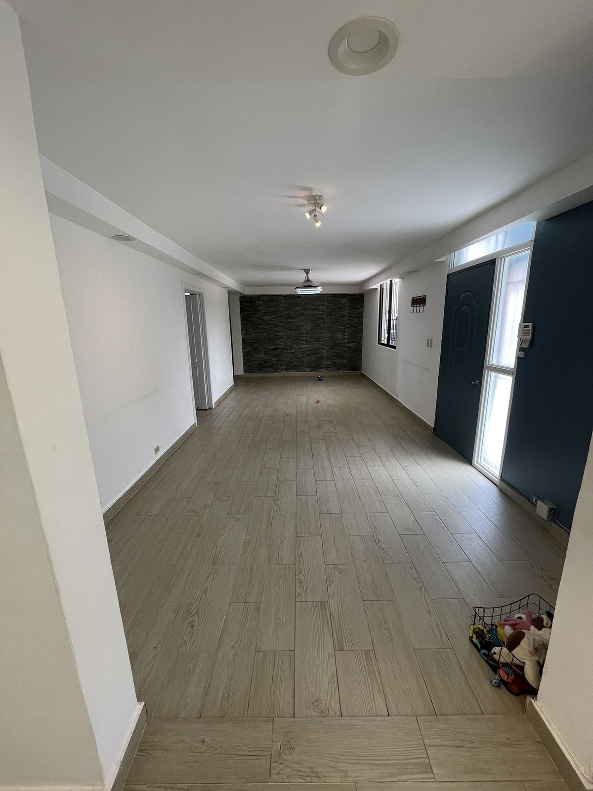 2 de 23: entrada y comedor