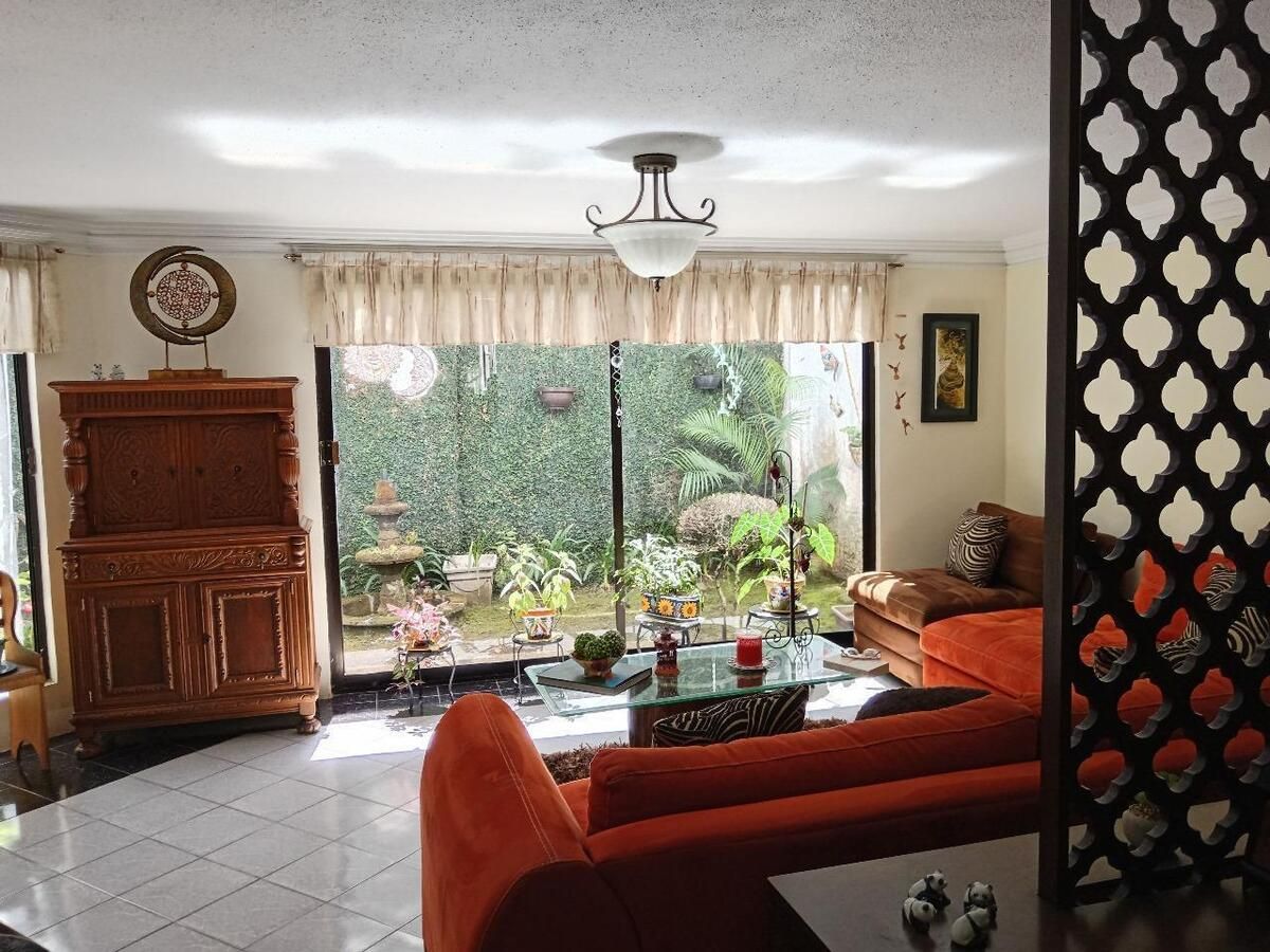 Sala con vista al jardín