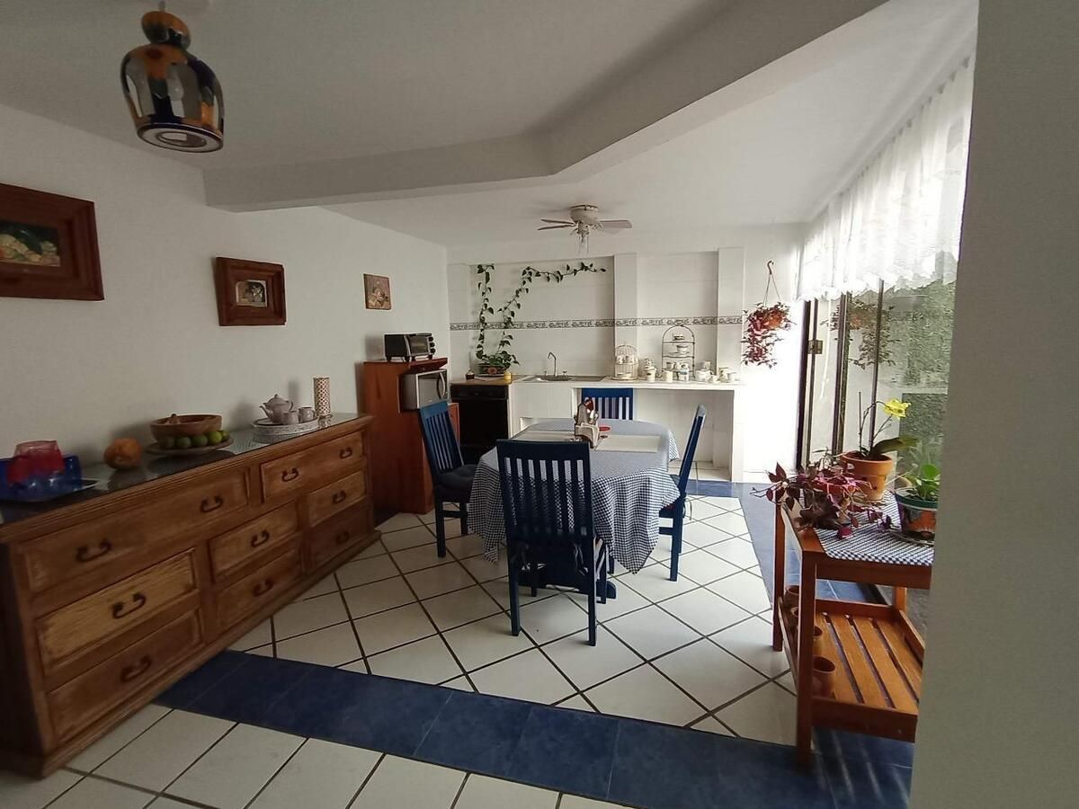 Desayunador con vista al jardín