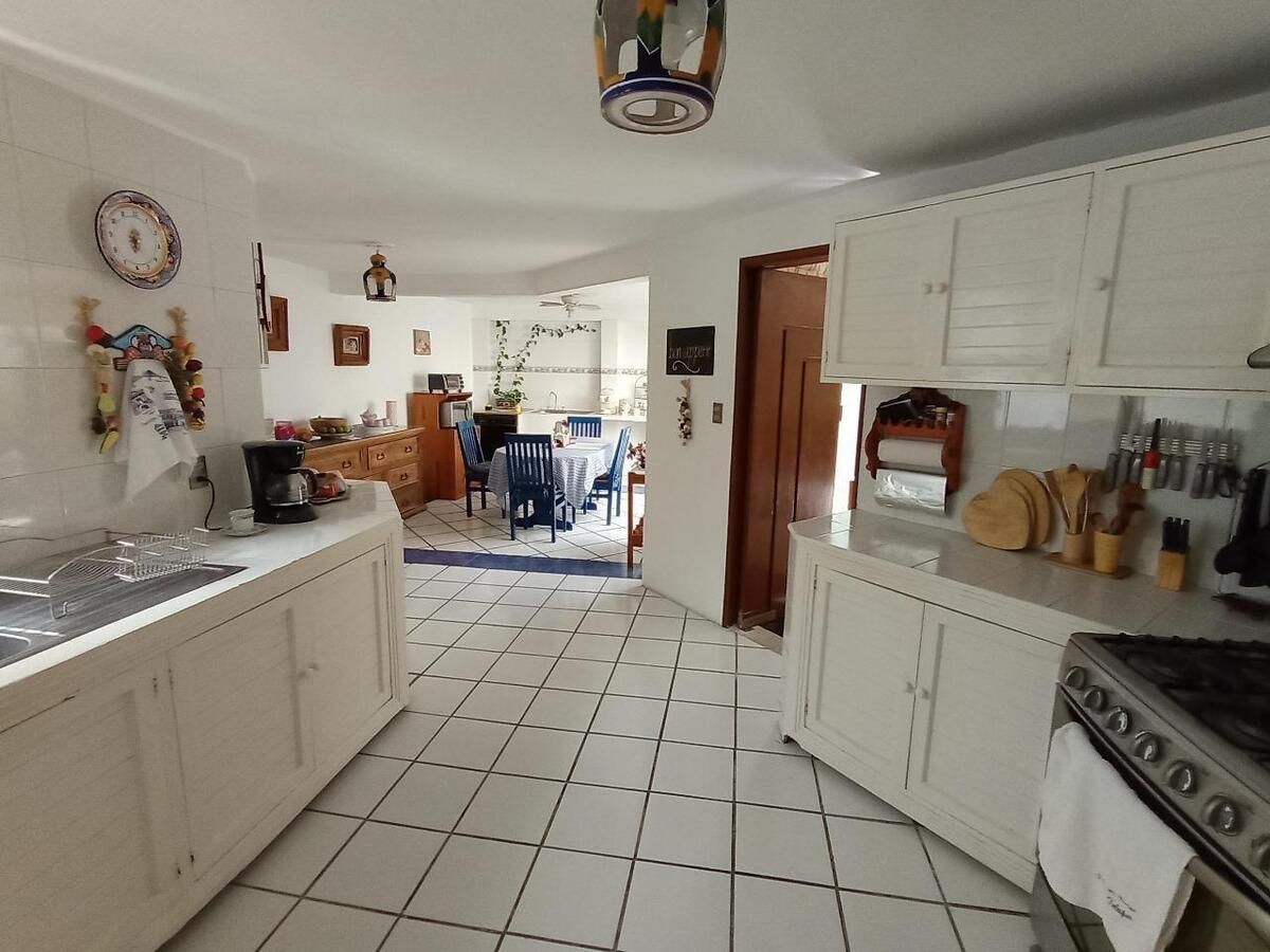 Amplia cocina que se integra al desayunador