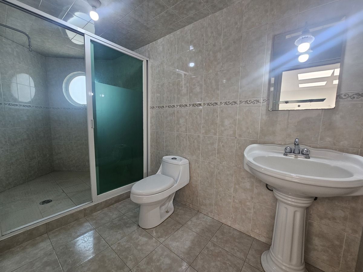 11 of 19: Baño compartido
