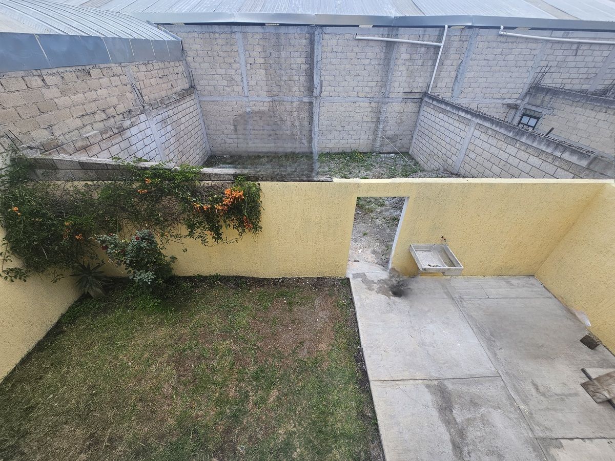 15 of 19: 90m² detras de la casa para construir