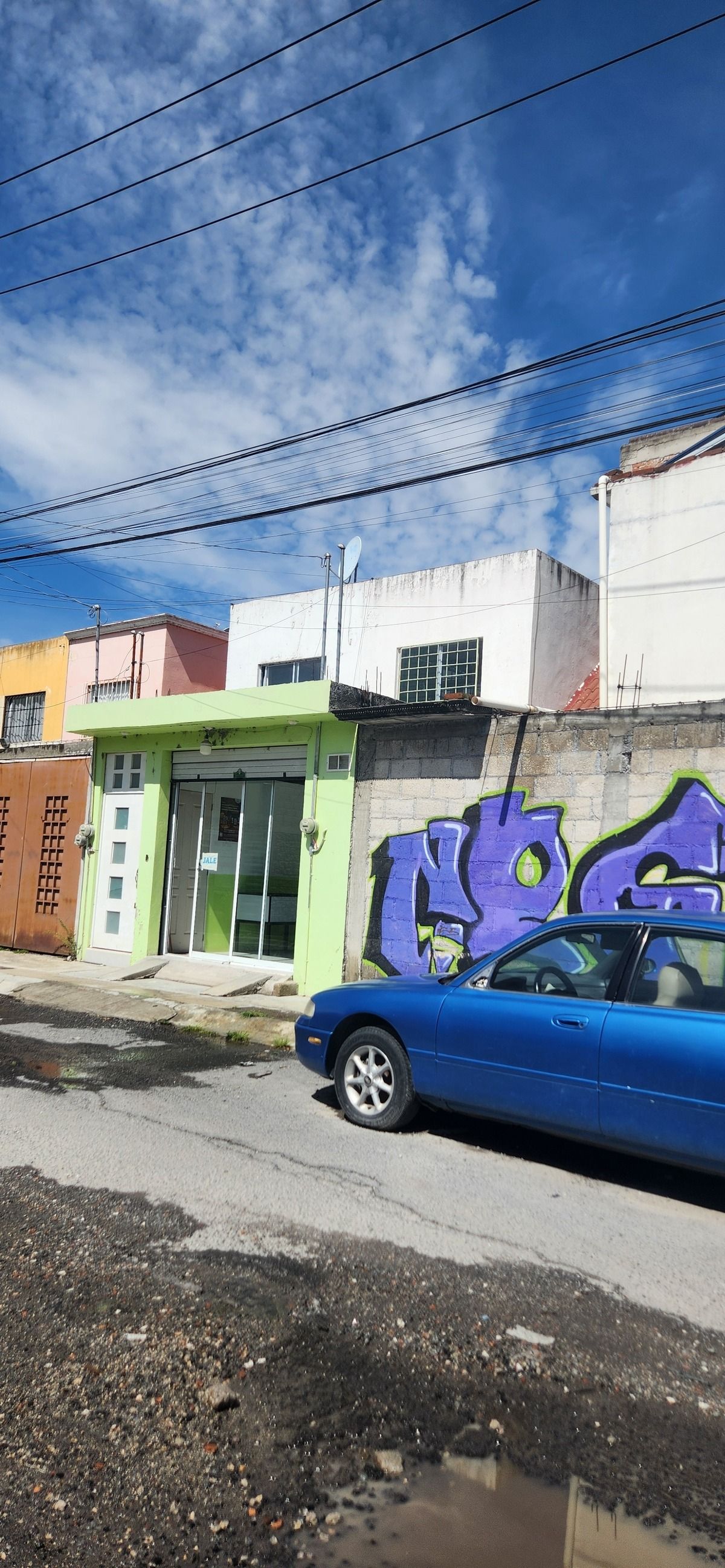 2 de 12: Fachada, con local y acceso a la vivienda independiente