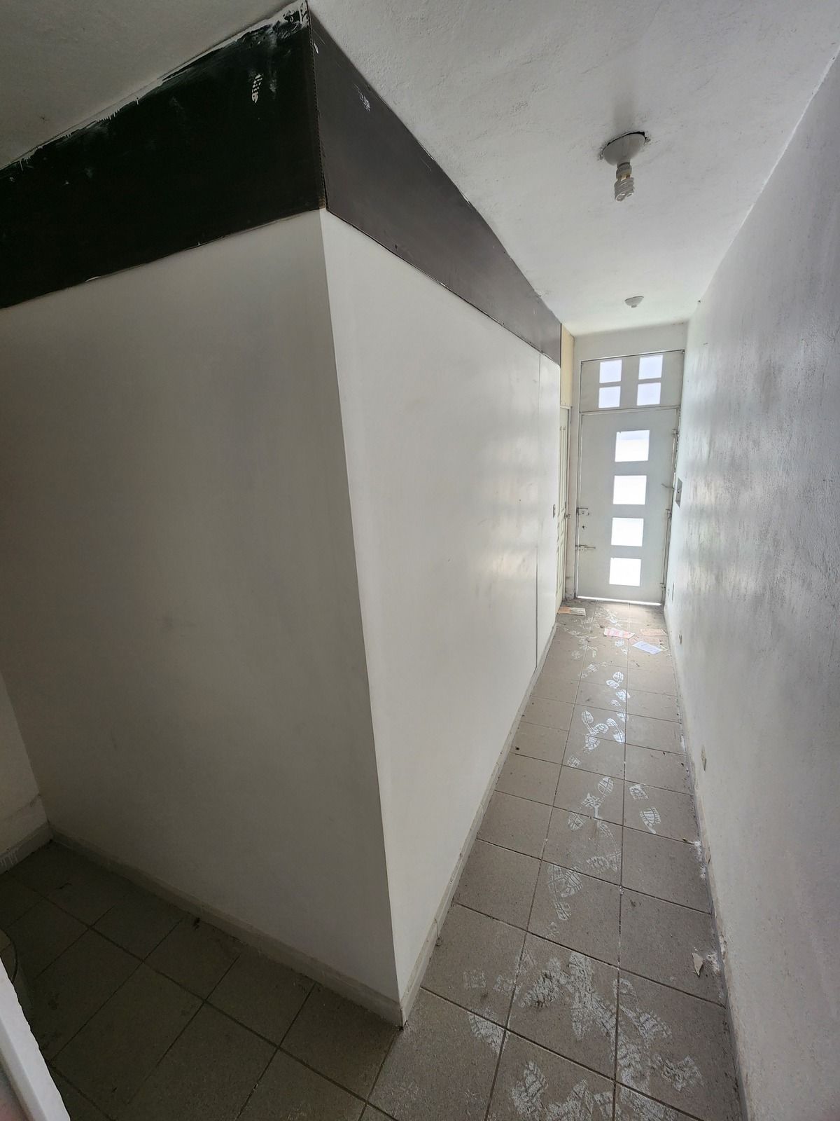 2 de 12: Pasillo de acceso a casa, independiente del local.