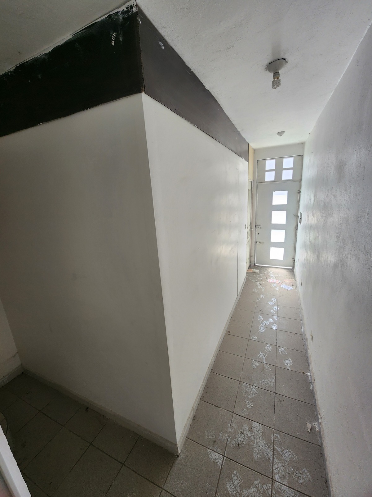4 of 12: Pasillo de acceso a casa, independiente del local.