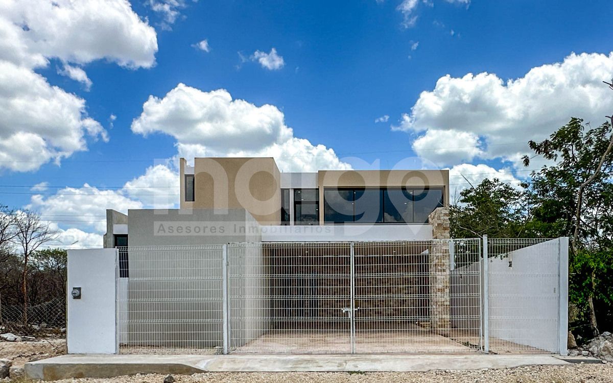 2 of 42: Fachada Frontal