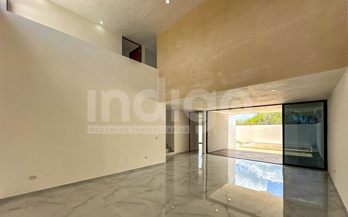 4 of 42: Sala con Techos a Doble Altura