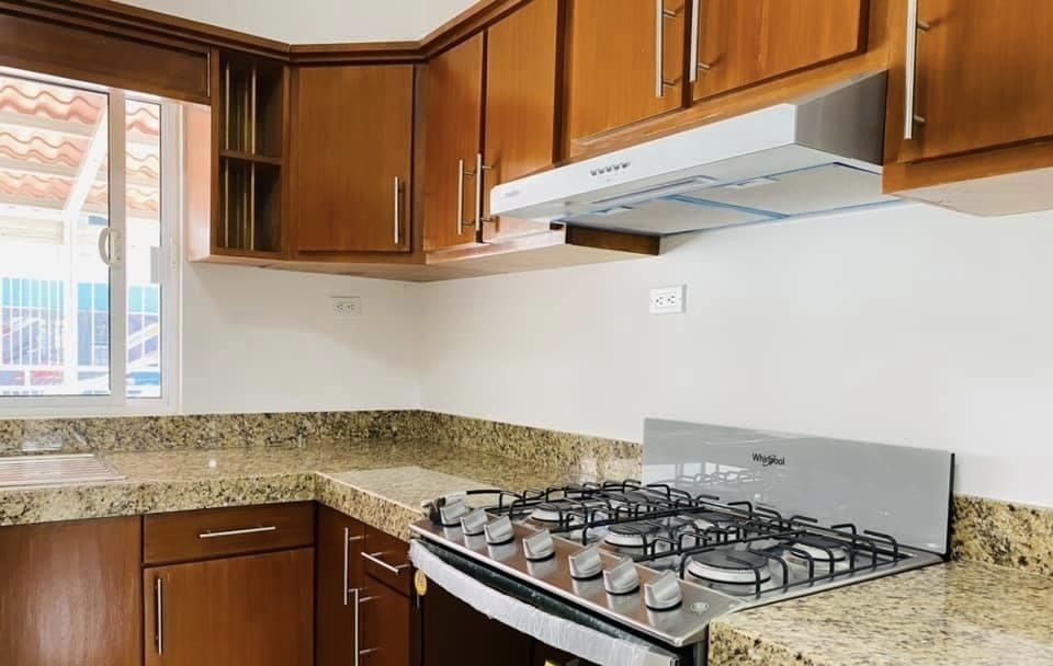 5 of 22: Estufa de 6 quemadores con horno y campana.