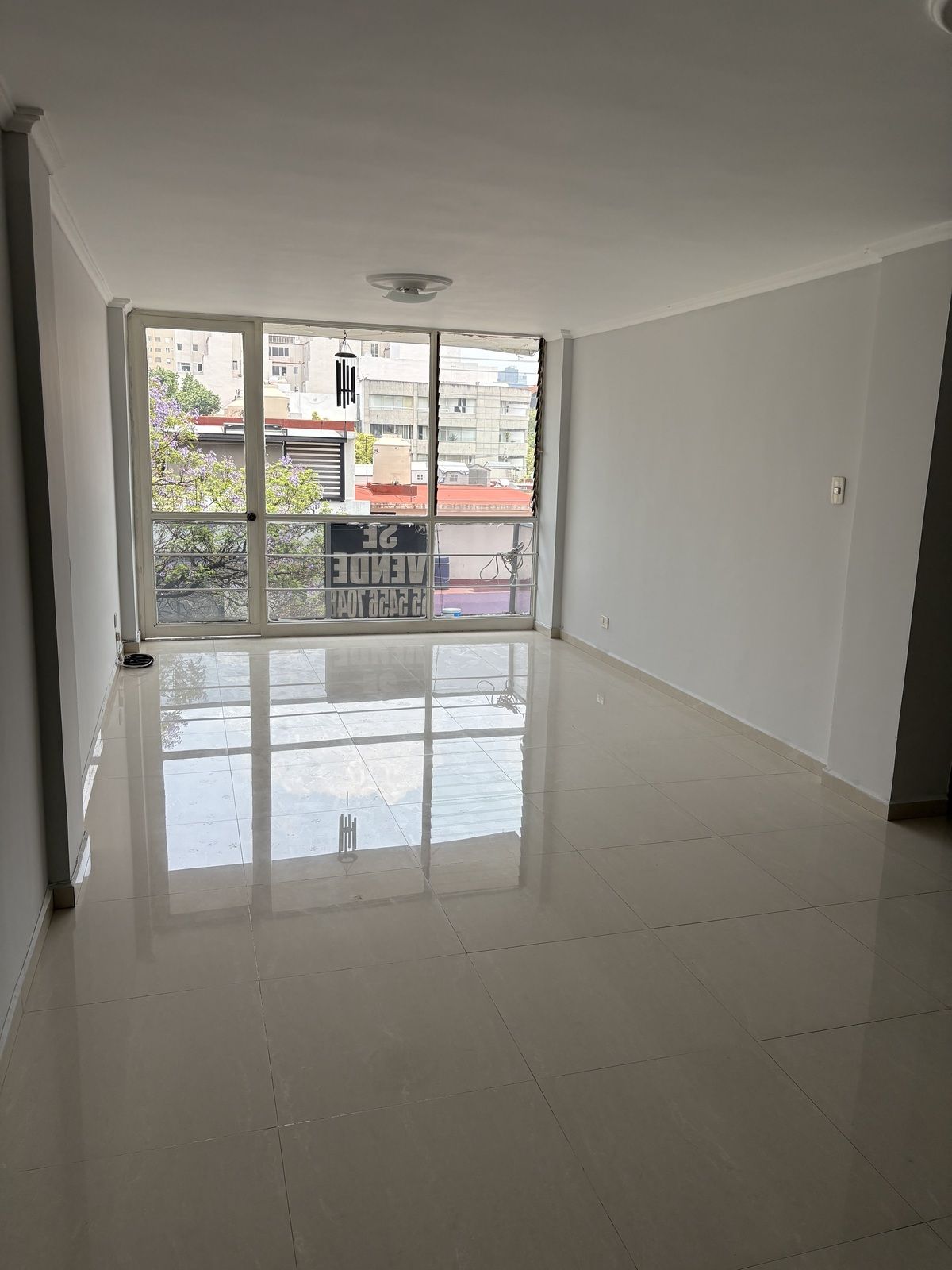 2 de 15: Sala comedor y balcón