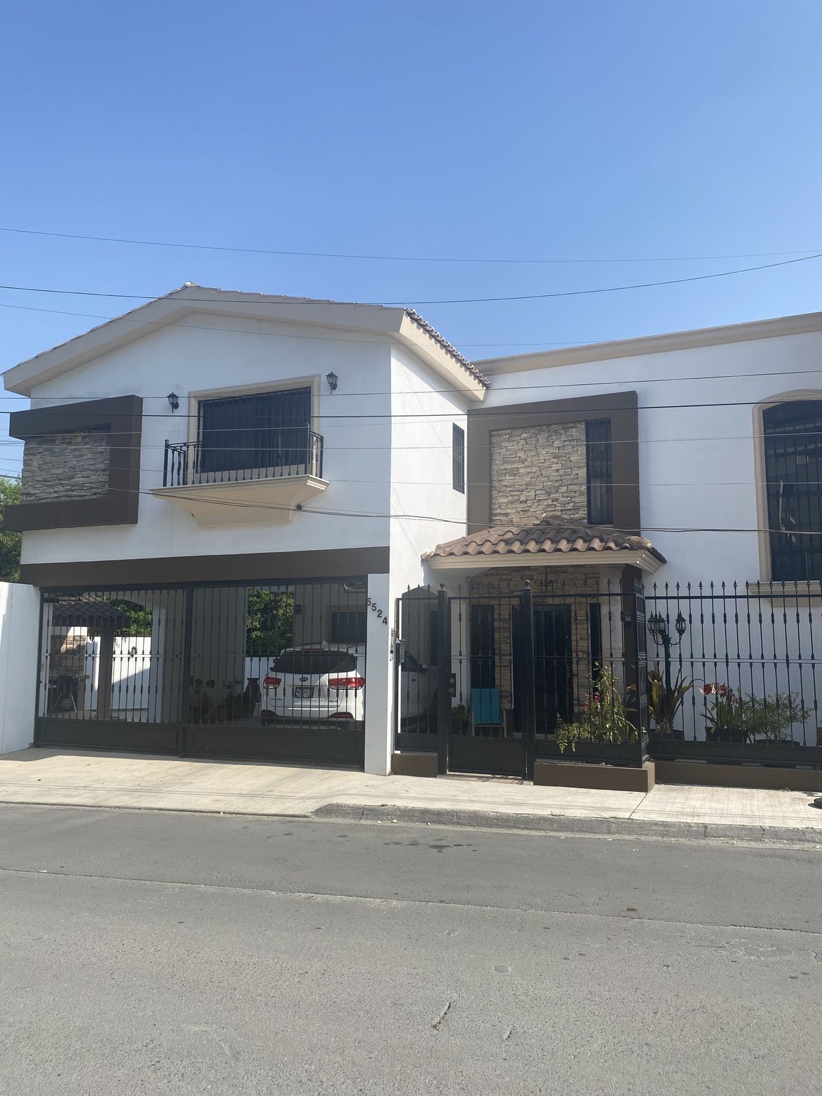 2 of 28: Fachada